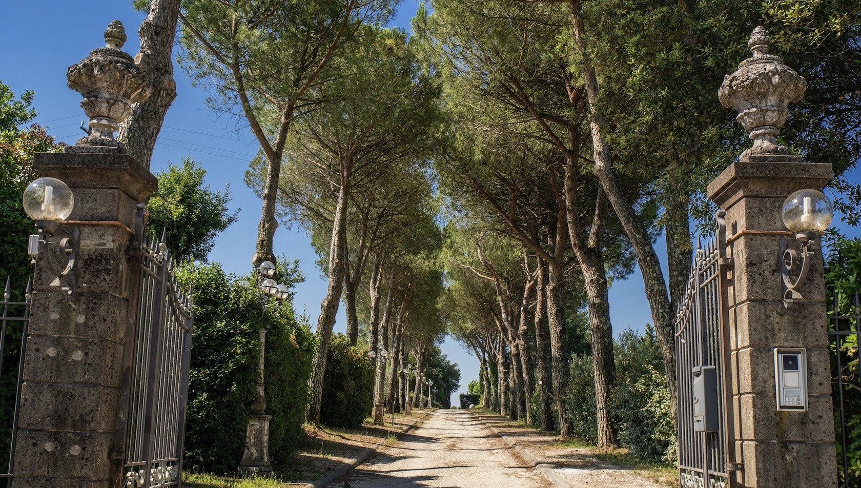 Villa-Alfresco--tuscany-gated-entrance2