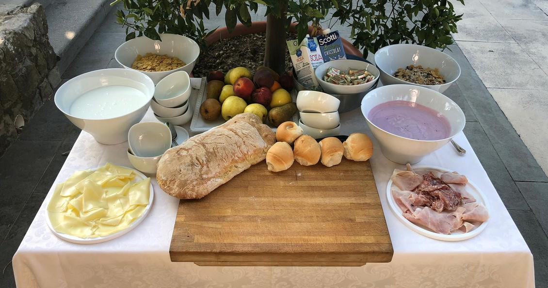 Villa Alfresco for rent in tuscany breakfast service 
