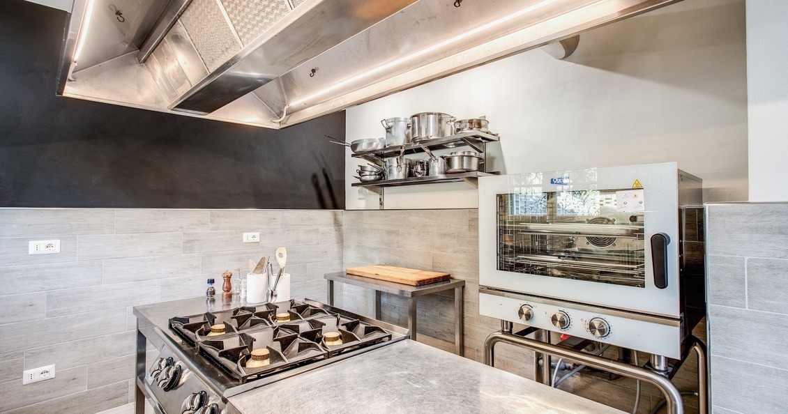 Villa Alfresco villa for rent in Tuscany with swimming pool professional kitchen 3