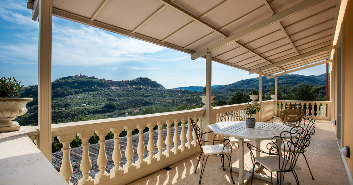 Villa Alfresco villa in Toscana per vacanze con piscina riscaldata Terrazza camera 1 e 2 