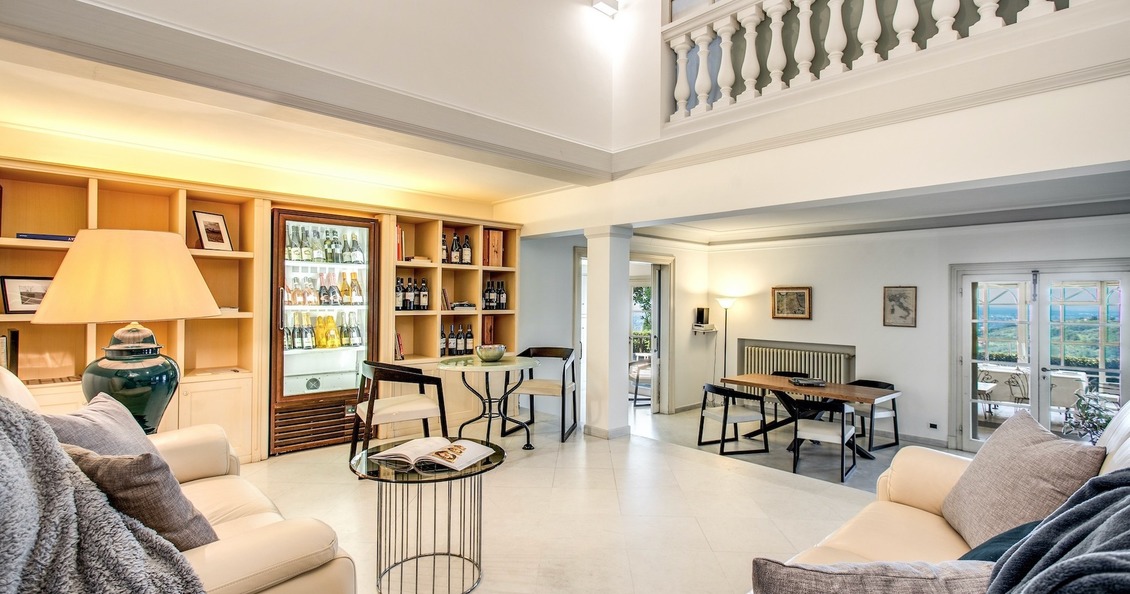 Villa Alfresco tuscany villa for rent with swimming pool - living winery ground floor 