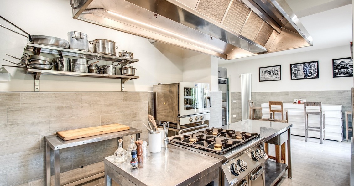 Villa Alfresco villa for rent in Tuscany with swimming pool professional kitchen 5