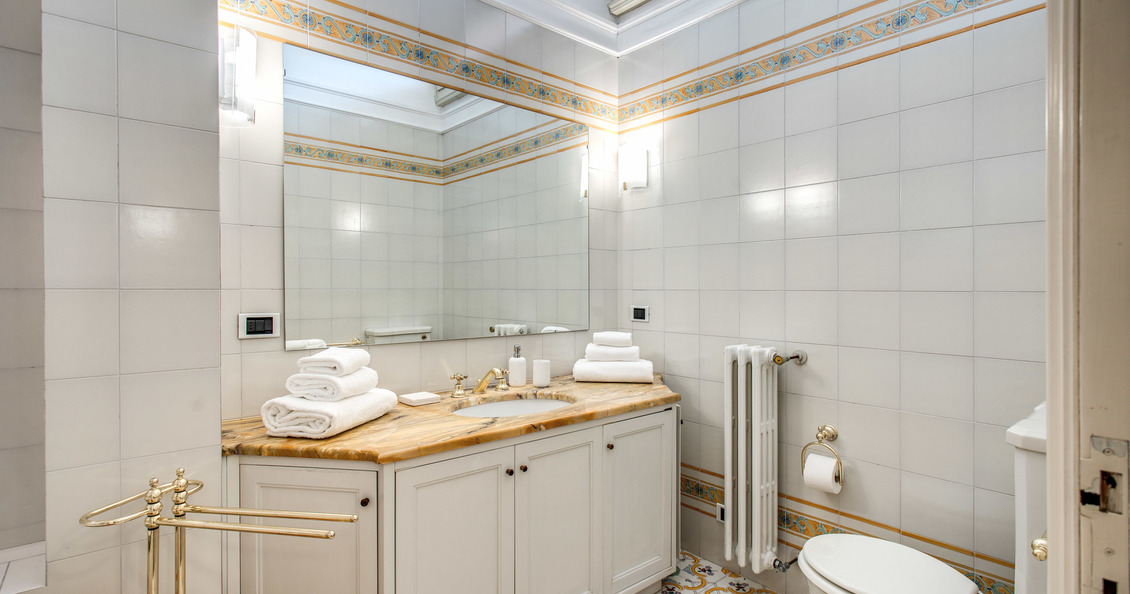 Villa Alfresco_Tuscany villa for rent_ensuite bathroom_shower and hydrothub_bedroom3