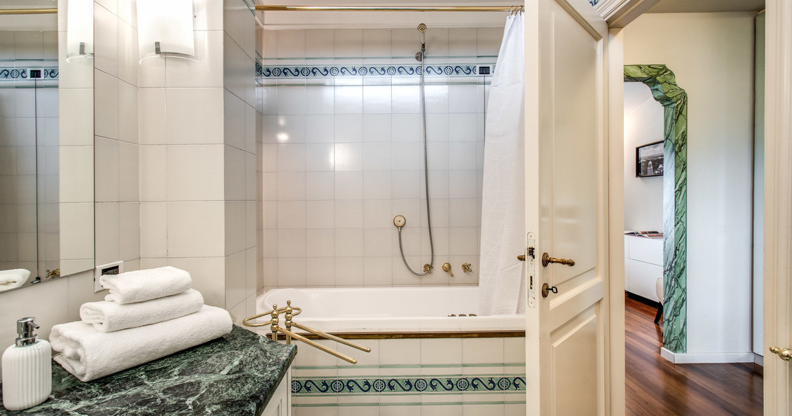 Villa Alfresco _ Tuscany Villa for rent_ensuite bathroom with shower and hydrothub_bedroom4