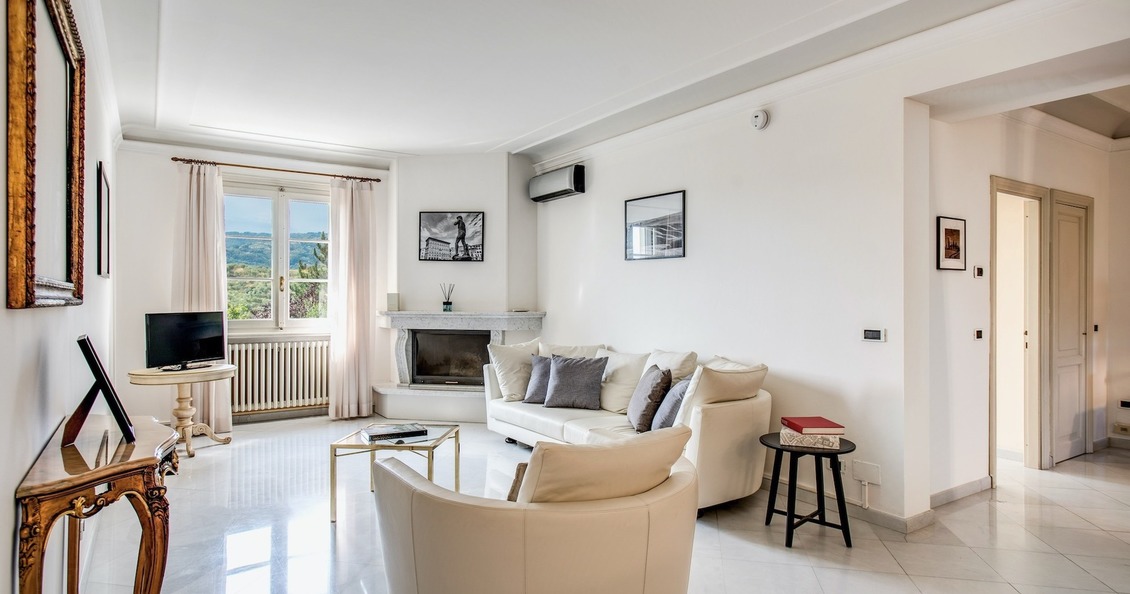 Villa Alfresco tuscany villa for rent with swimming pool _ living room floor 1 