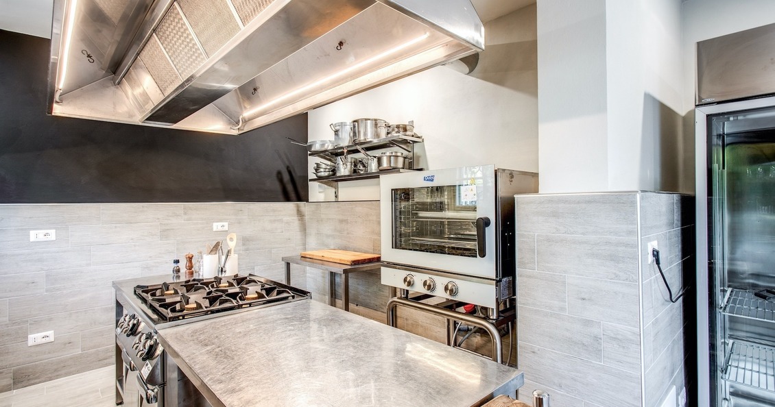 Villa Alfresco villa for rent in Tuscany with swimming pool professional kitchen 2